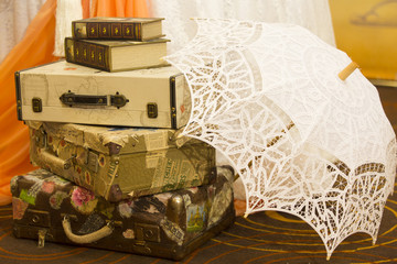 Декоративные чемоданы в стиле ретро и кружевной зонтик от солнца - obrazy, fototapety, plakaty