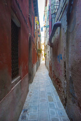Kleine Gasse in der Altstadt von Venedig, Italien