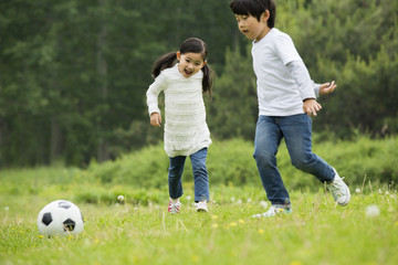 Obraz premium Happy children playing football together