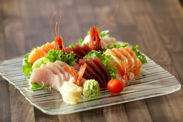 sashimi su vassoio in vetro