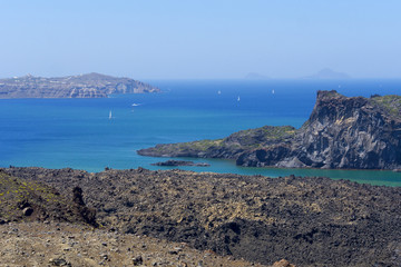 Fototapeta na wymiar Blick von der Vulkaninsel Nèa Kamèni auf die Caldera