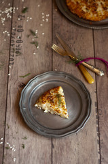 fetta di frittata di risotto con posate 