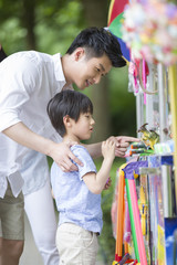 Obraz premium Father and son buying toys