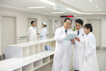 Obraz premium An older doctor explaining materials