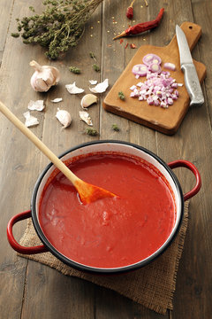 vista dall'alto sugo di pomodoro in padella di metallo sfondo tavolo rustico