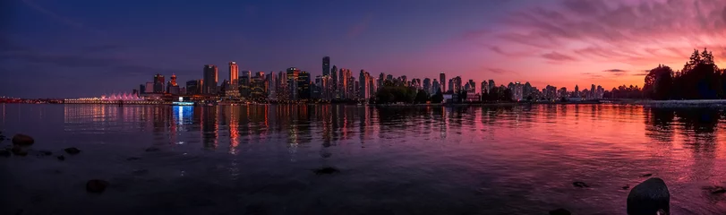 Schilderijen op glas Beautiful Vancouver skyline and harbor with idyllic sunset glow, Canada © JFL Photography