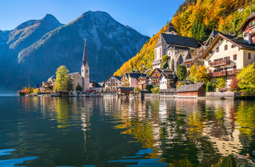 Fototapeta premium Hallstatt mountain village in fall, Salzkammergut, Austria