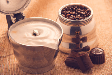 Cappuccino dentro caffettiera moka usata come tazza