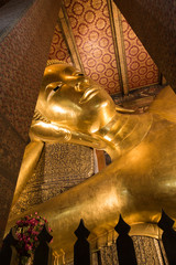 Obraz premium The Golden Giant Reclining Buddha (Sleep Buddha) in Wat Pho Buddhist Temple, Bangkok, Thailand