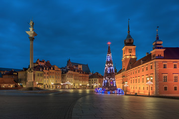 Fototapeta na wymiar Christmas tree in old Warsaw