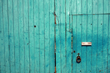 vintage shabby chic lifestyle türkise holztür vintage hipster cool trendy alte holzwand kulisse konzept
