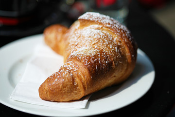 Croissant Brioche auf weissem Teller