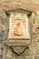 Virgen en una fachada de Siena, La Toscana, Italia