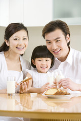 Obraz na płótnie Canvas Portrait of a family eating breakfast