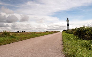 Leuchtturm am Weg, Wiese, Himmel