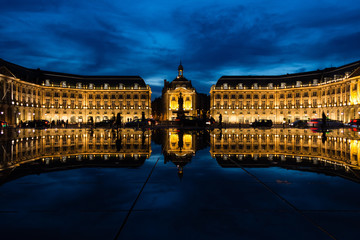 Fototapeta na wymiar Historical building in Bordeaux reflected in a water pond