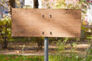 Ein unbeschriftetes Schild aus Holz an einen Metallpfahl