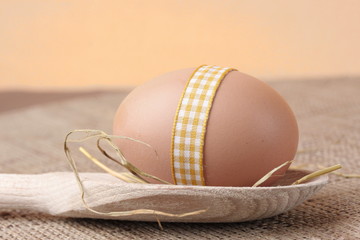 Jajko na drewnianej łyżce