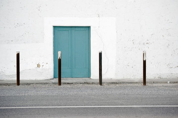Seiteneingang nostalgisch / Der Seiteneingang eines alten im spanischen Stil gebauten Theaters mit weißen abplatzenden Putzschichten.