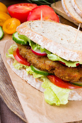 kanapka z kotletem mielonym i warzywami - domowy burger