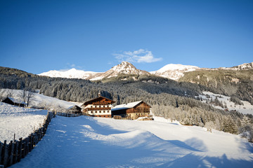 Winterlandschaft mit Alm und alten Bauernhof, Gasteinertal bei Bad Gastein, Pongau Alpen - Salzburg Austria Europe