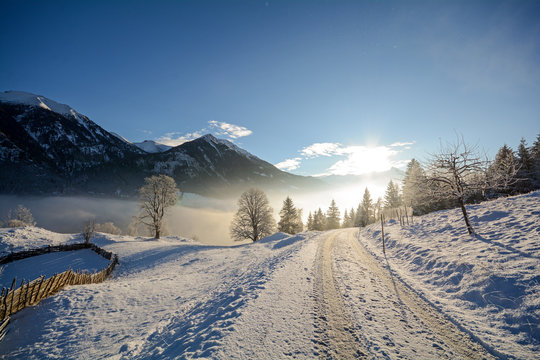 Winterlandschaft mit Landstrasse Gasteinertal bei Bad Gastein, Pongau Alpen - Salzburg Austria Europa