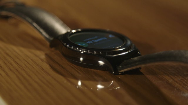 Incoming call notification on the screen of smartwatch