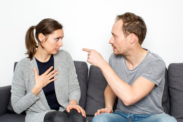 Mann beschuldigt Frau