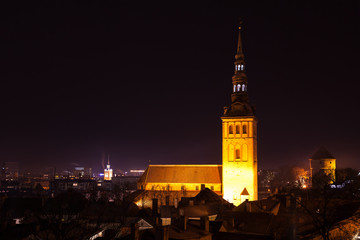 Obraz premium St Nicholas Church at night. Old town of Tallinn
