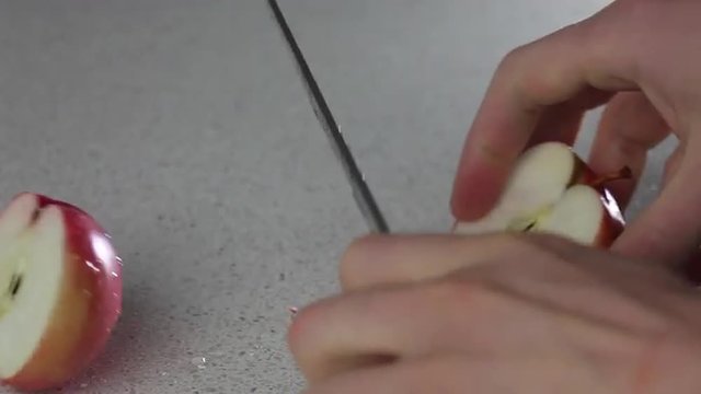 Резать яблоко на столе