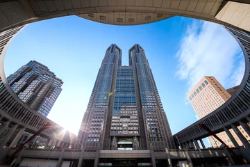 Fotobehang Metropolitaanse regering van Tokio / Blauwe lucht © tomotokyo