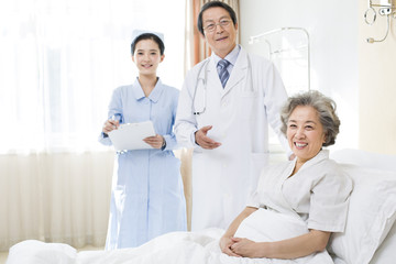 Obraz premium Medical workers with patient in hospital