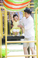 Obraz premium Father and daughter playing in amusement park