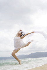 Obraz premium A woman dancing at the beach