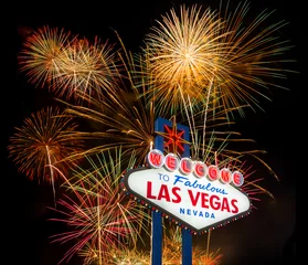 Schilderijen op glas Welkom bij Fabulous Las Vegas met kleurrijke vuurwerkachtergrond © littlestocker