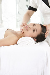 Obraz na płótnie Canvas Young woman getting a head massage