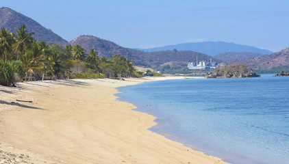 Fototapeta na wymiar Tropical beach and clean ocean water. 