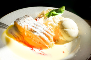 Apfelstrudel mit Vanilleeis