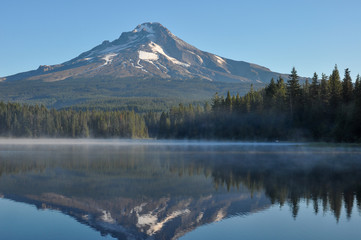 Fototapeta na wymiar Trillium Lake early morning with Mount Hood, Oregon, USA