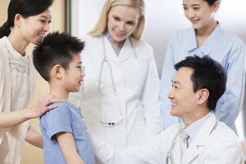 Fototapeta premium Doctor talking to little boy in hospital