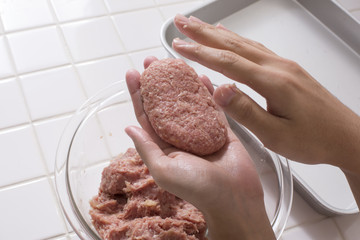 ハンバーグ作りは楽しいけど手のベタベタ問題