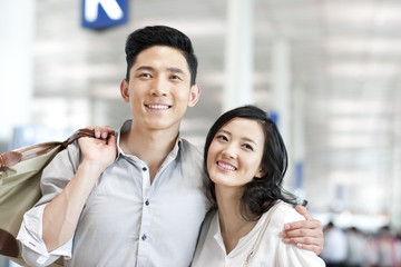 Obraz premium Young couple at the airport