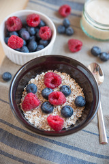 Joghurt mit Beeren und Müsli