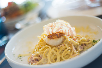 spaghetti carbonara with scallops