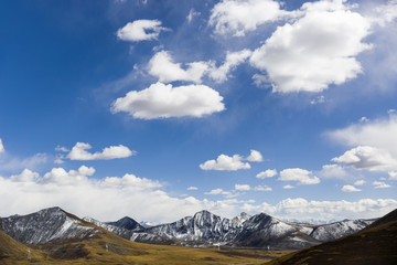 Fototapeta premium Tanggula mountains in Tibet, China