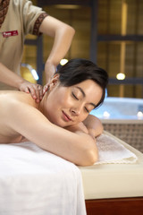 Obraz na płótnie Canvas Spa attendant giving a neck massage to woman