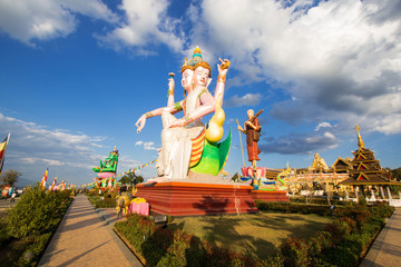 Obraz premium The biggest Brahma, the Hindu God of Creation, is located at chiangraiTemple