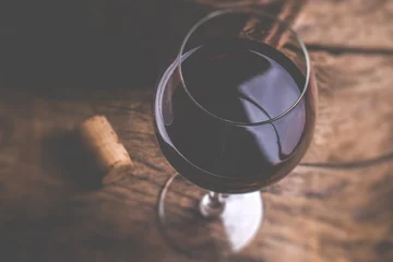 Fotobehang Wijn Rode wijnglas Goede wijn proeven tijdens het avondeten Tilt shift selectieve focus effect vintage stijl foto
