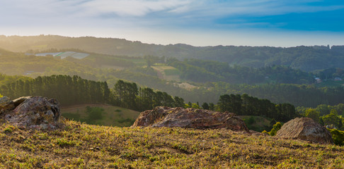 Vue sur la vallée depuis le sommet rocheux de la colline paysage de fin d& 39 après-midi