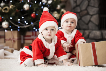 Fototapeta na wymiar children waiting Christmas